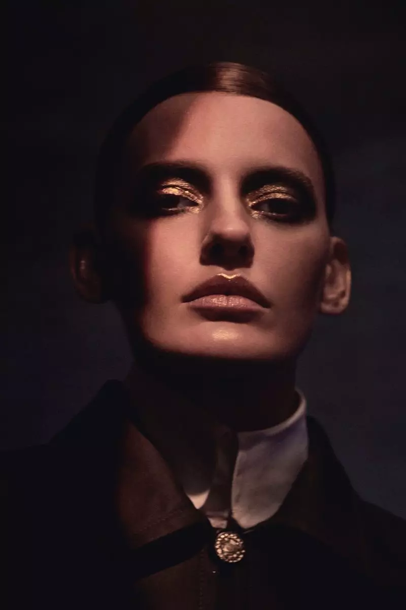 Amanda Murphy pózol a Sleek & Dark Looksban a Vogue Greece számára