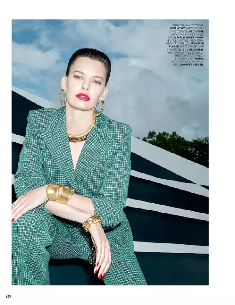 Amanda Murphy Poses dina Gaya Disesuaikeun pikeun Vogue Rusia