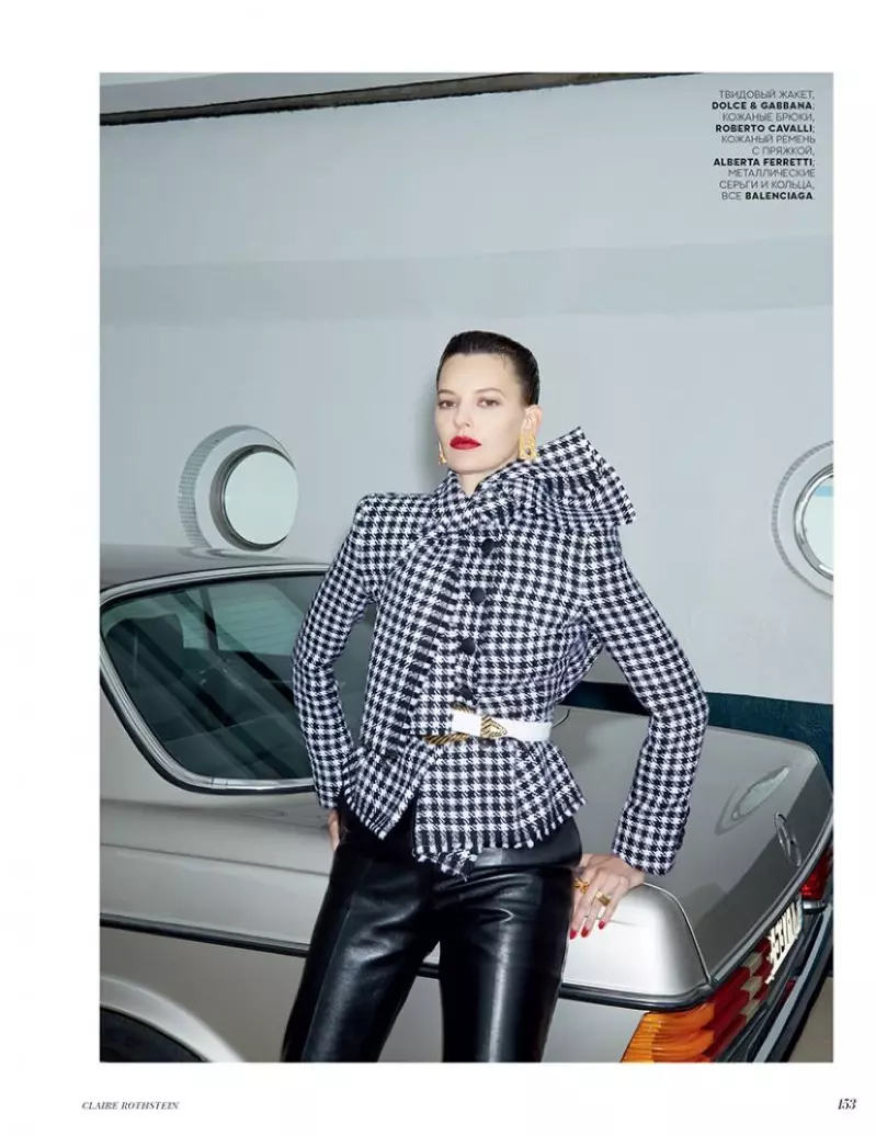 Amanda Murphy pose dans des styles sur mesure pour Vogue Russie