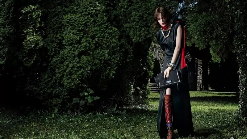 Freja Beha Erichsen guida la campagna Autunno-Inverno 2017 di Prada Chiaroscuro