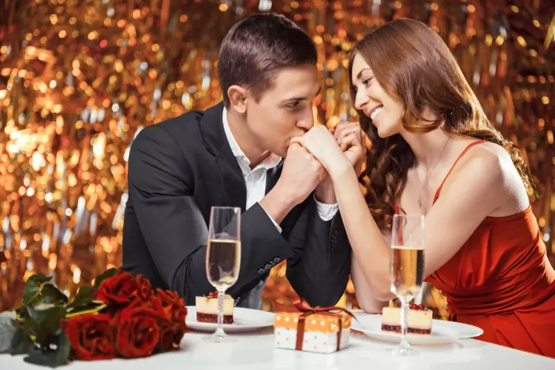 Couple Romantique Dessert Table Dîner Fleurs Célébration