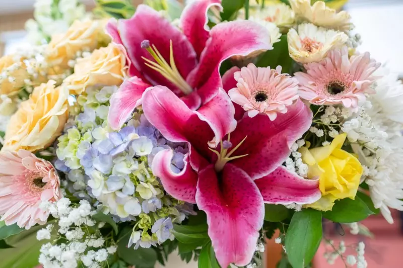 Blómaskreyting Rósir Lillies chrysanthemums