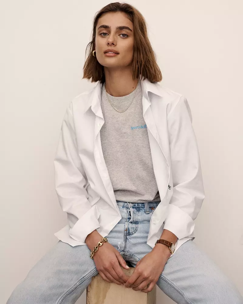 Taylor Hill poses rau Sporty & nplua nuj lub caij ntuj sov 2021 kev sib tw.