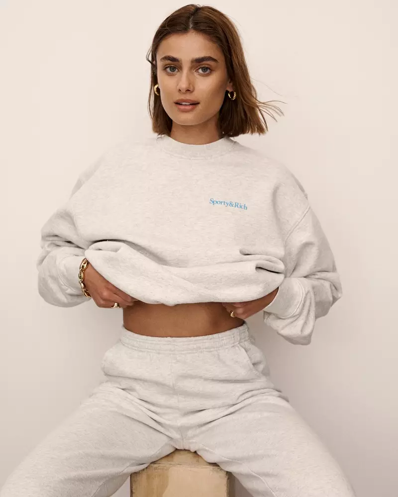 Taylor Hill posa para la campaña de verano 2021 de Sporty & Rich.