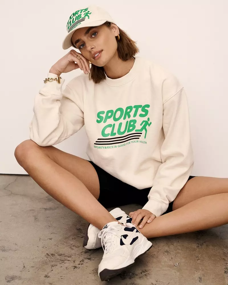 Taylor Hill stillir sér upp fyrir Sporty & Rich sumarið 2021.