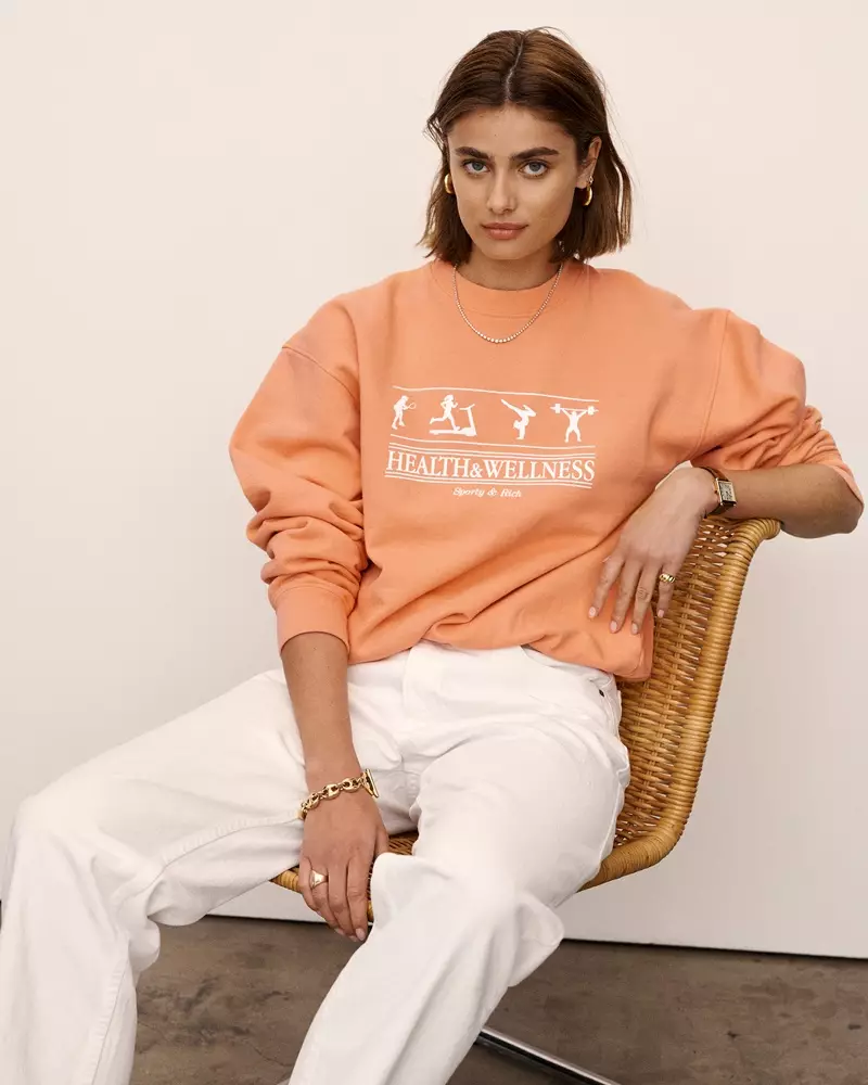 泰勒·希尔 (Taylor Hill) 为 Sporty & Rich 2021 年夏季广告活动摆姿势。