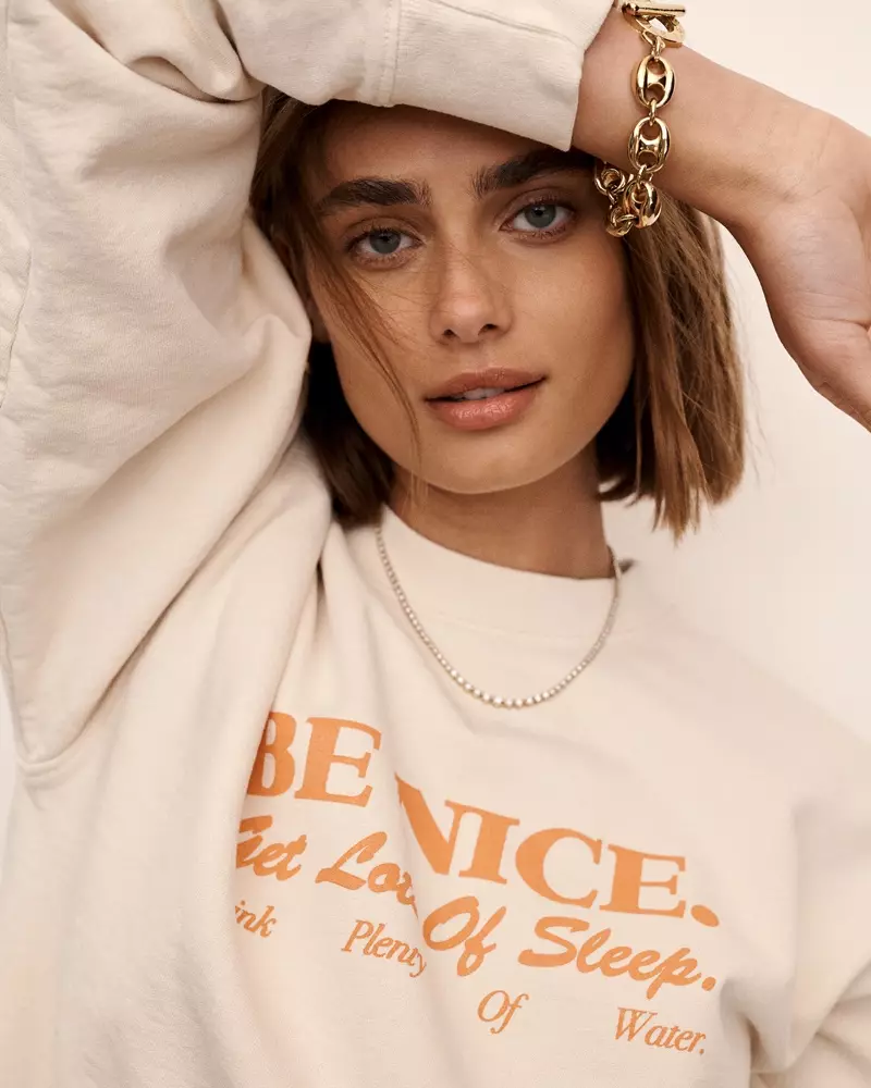 Taylor Hill tippoża għall-kampanja Sporty & Rich tas-sajf 2021.