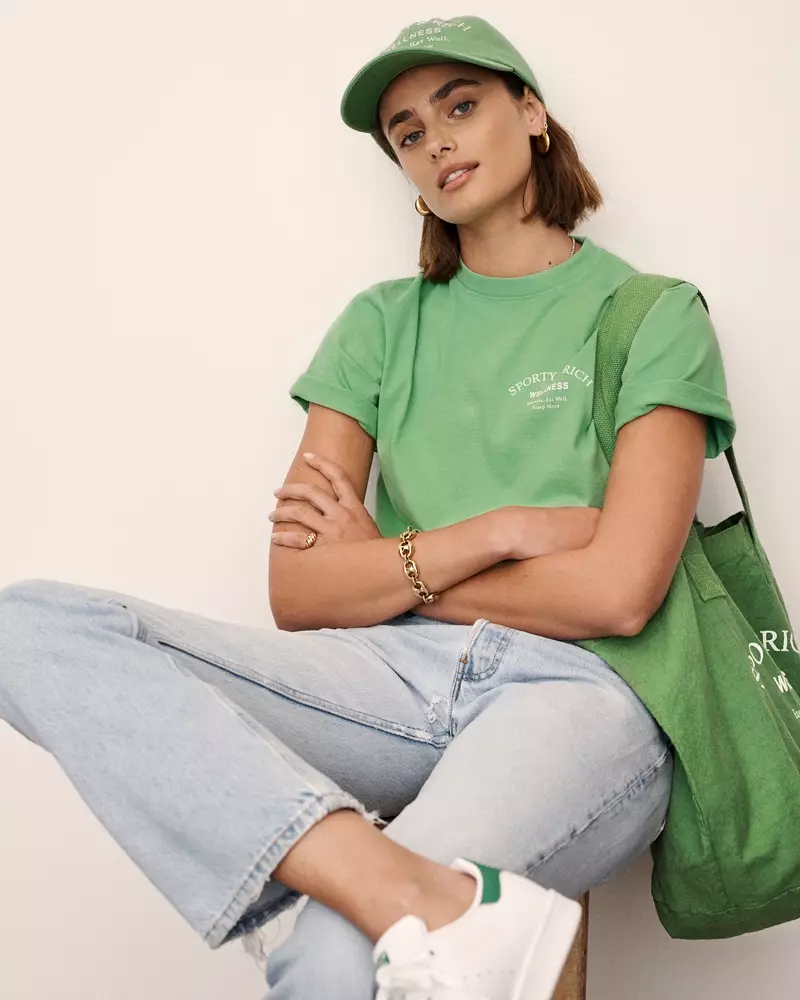 Taylor Hill pózuje pro kampaň Sporty & Rich léto 2021.