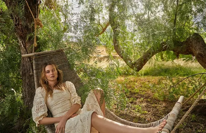 Bridget Malcolm se détend avec style pour la campagne We Are Kindred Resort 2021.