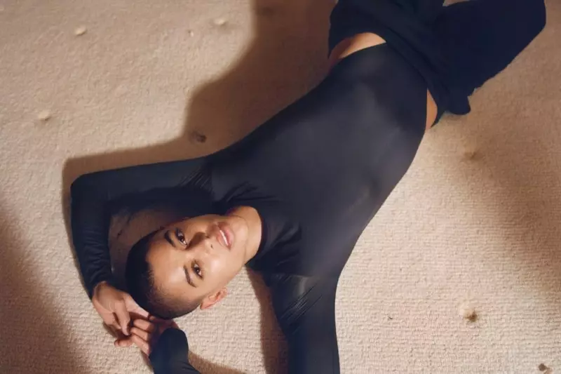 Jordan Alexander posiert in Heron Preston für die Kampagne von Calvin Klein.