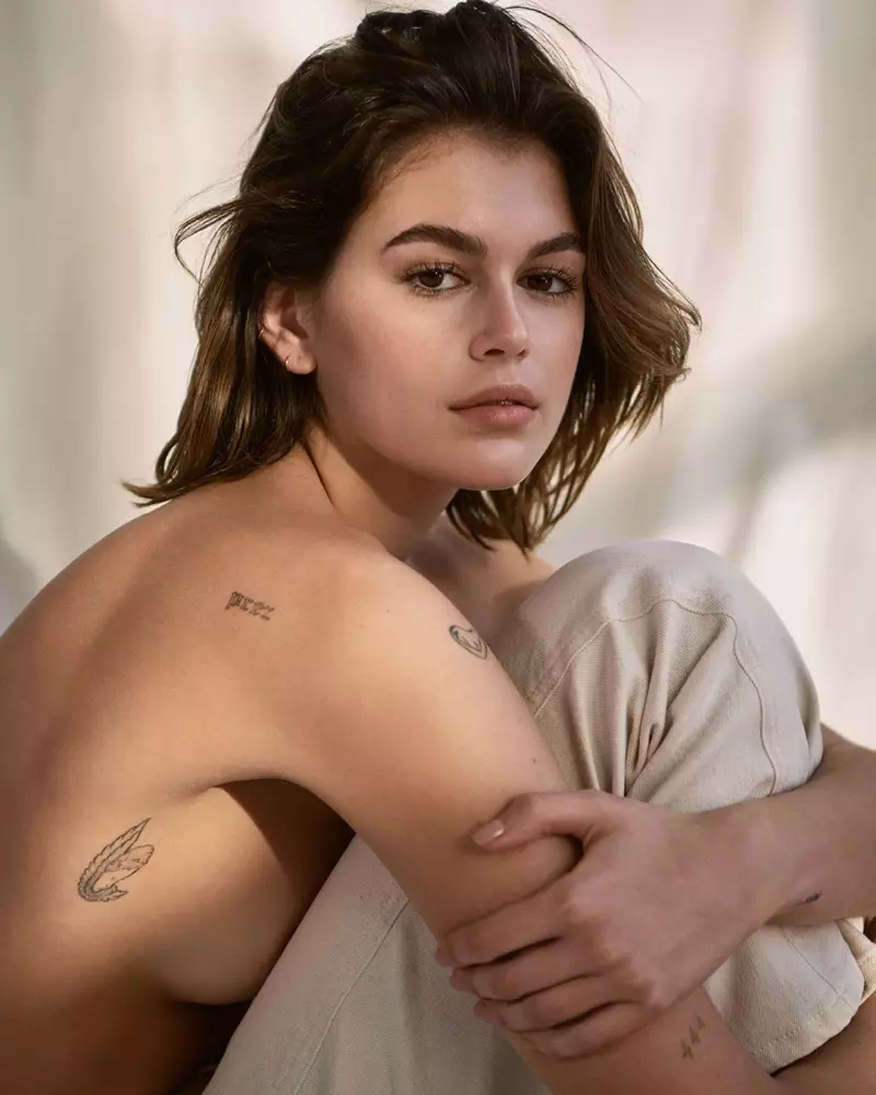 Yn sefyll yn ddi-ben-draw, mae Kaia Gerber yn modelu jîns Calvin Klein.