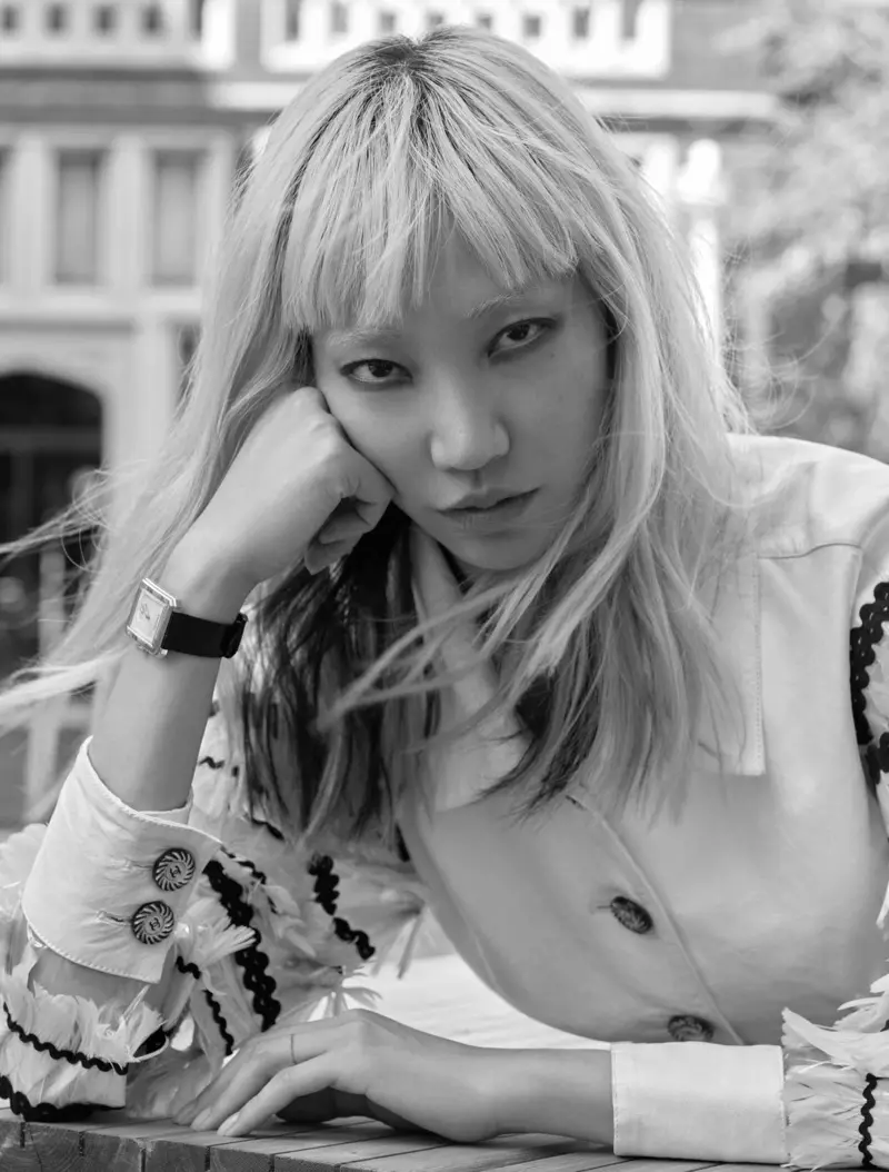 Soo Joo Park ສ້າງແບບຈໍາລອງ Chanel ສໍາລັບ Harper's Bazaar ລັດເຊຍ