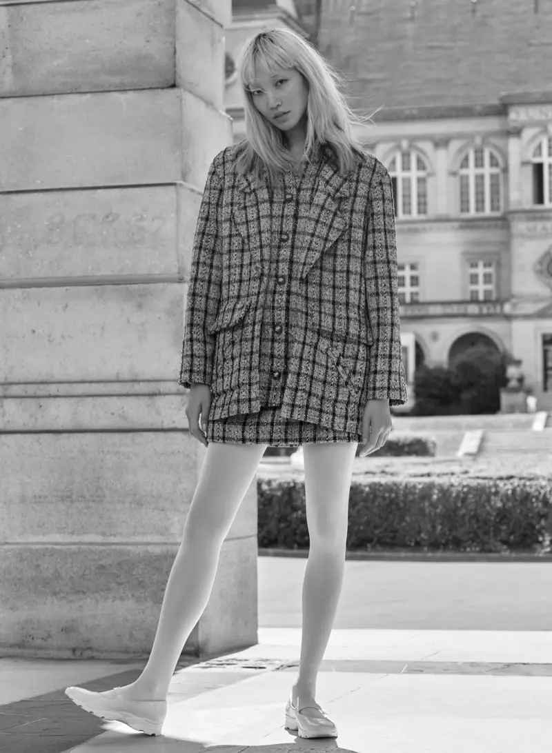 Soo Joo Park modellerer Chanel til Harper's Bazaar Rusland