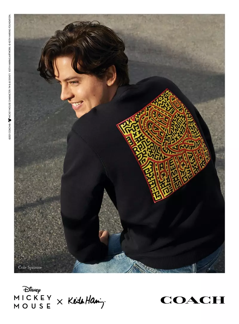 Cole Sprouse 擔任 Coach Mickey Mouse x Keith Haring 的競選活動。