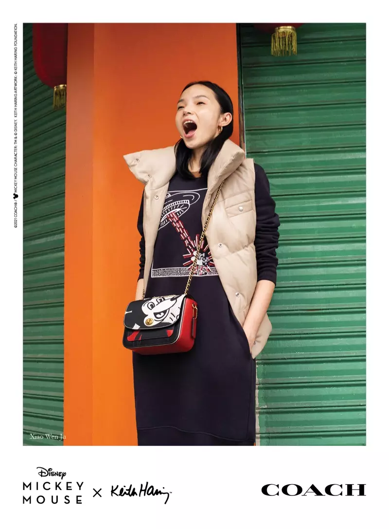 Xiao Jen Wu aparece na campaña Coach Mickey Mouse x Keith Haring.