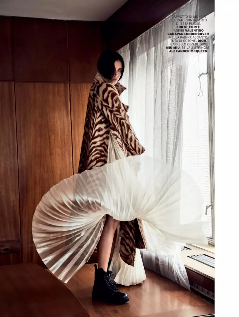 Sara Sampaio Poses hauv Pre-Fall Fashion rau Marie Claire Ltalis