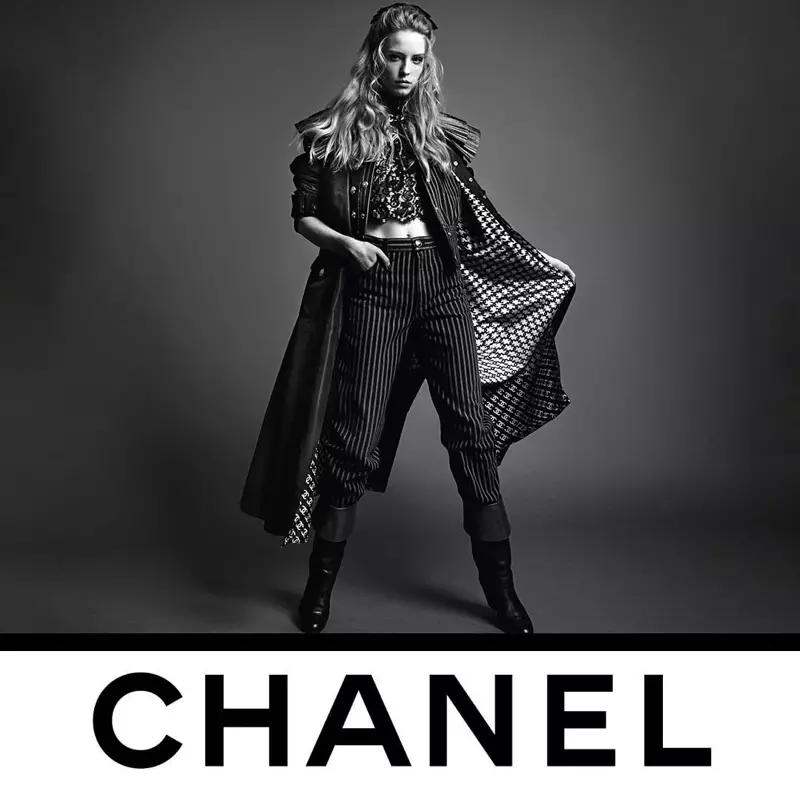 Эбби Чемпион Chanel 2020-жылдын күз-кыш кампаниясында көрүнөт.