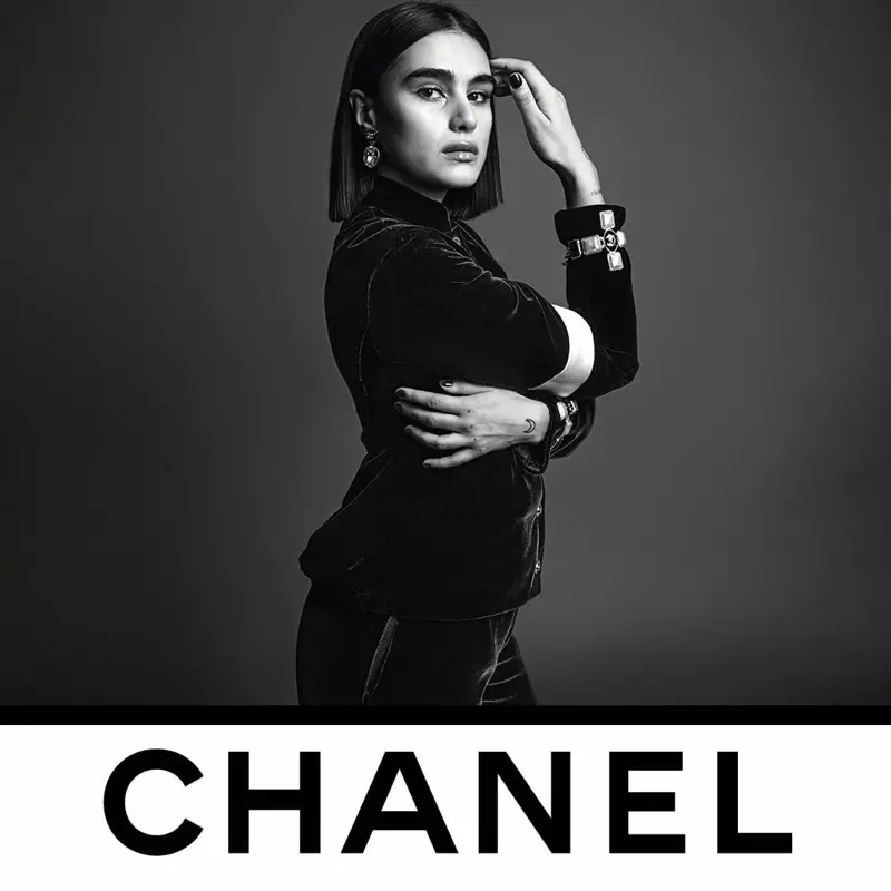 Джил Кортлев се появява в кампанията на Chanel есен-зима 2020.