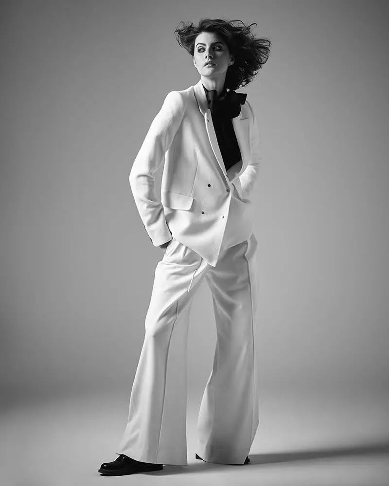 Anastasia Jovanovic channelt Charlie Chaplin voor Harper's Bazaar Vietnam