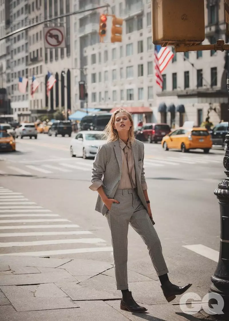 Toni Garrn draacht Office-Ready Looks for GQ Mexico