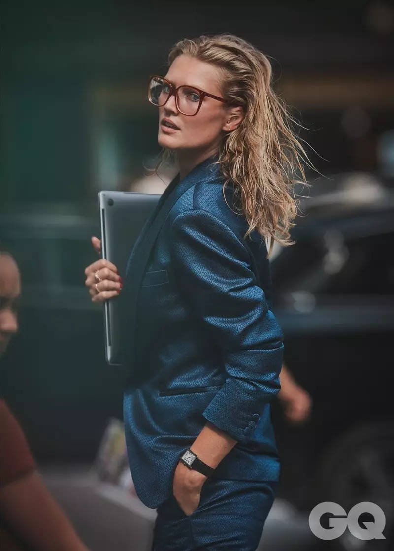 Toni Garrn porta un look preparat per a l'oficina per a GQ Mèxic