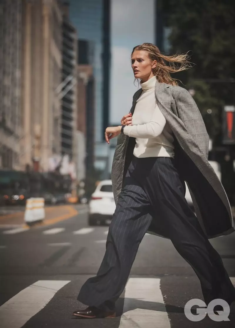 Toni Garrn 為 GQ 墨西哥穿著辦公室準備的外觀