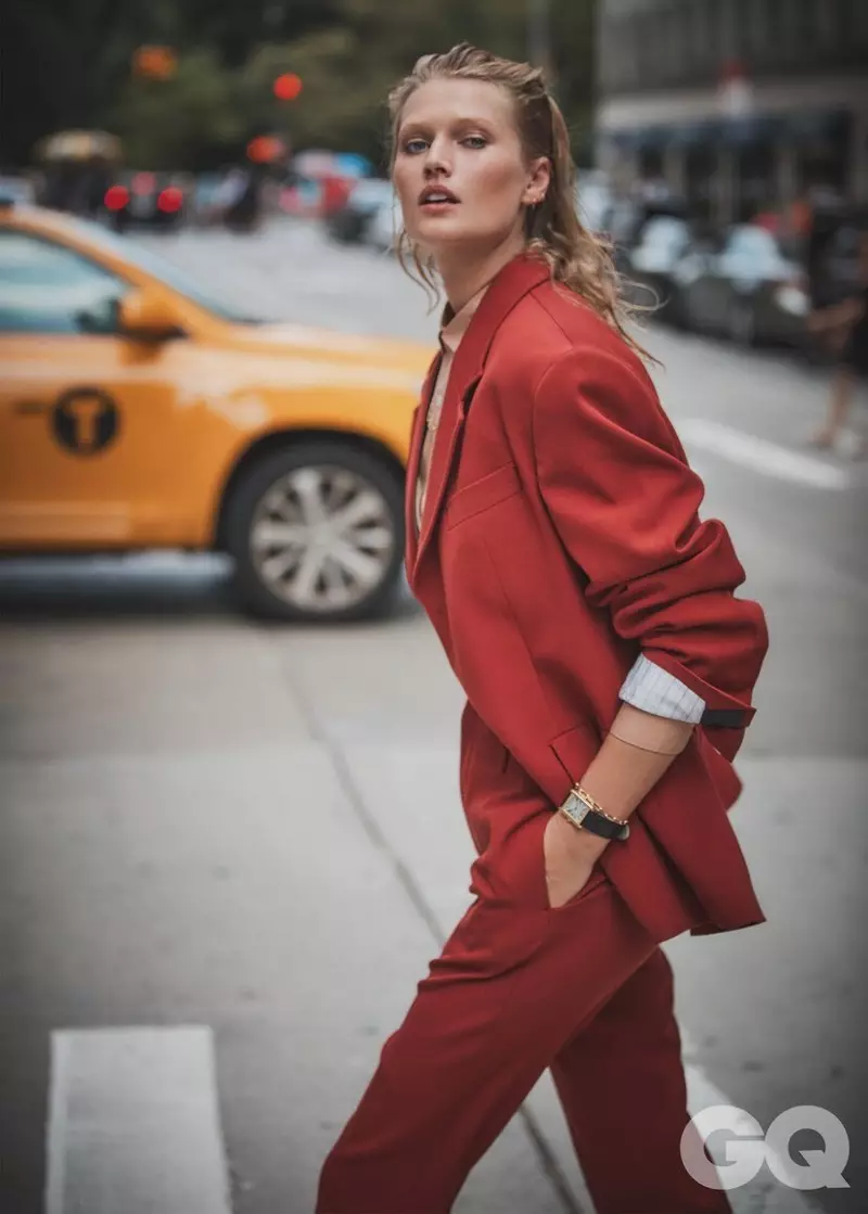 Toni Garrn Yn Gwisgo'n Barod yn y Swyddfa am GQ Mexico