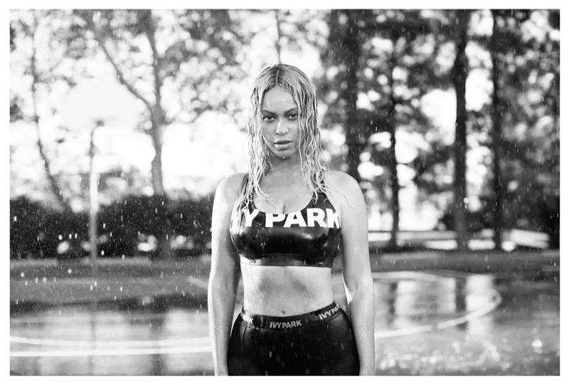 Beyonce posa amb un crop top i polaines de tall alt d'Ivy Park