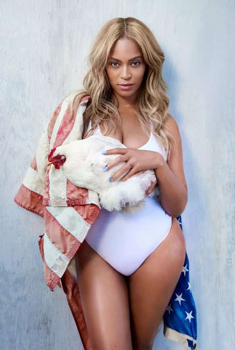 Beyonce poserer med en kylling på dette billede