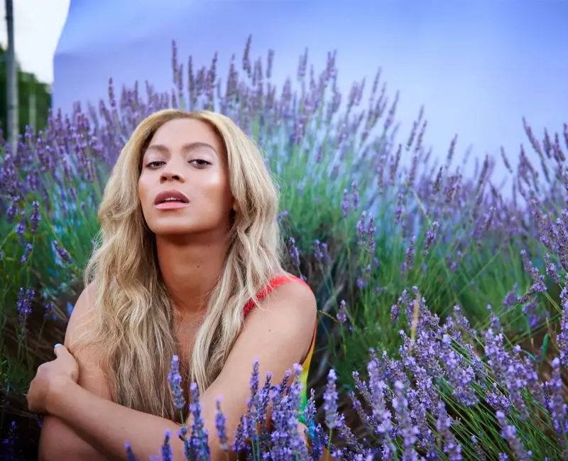 Beyonce posiert in einem Lavendelfeld Beat Magazine