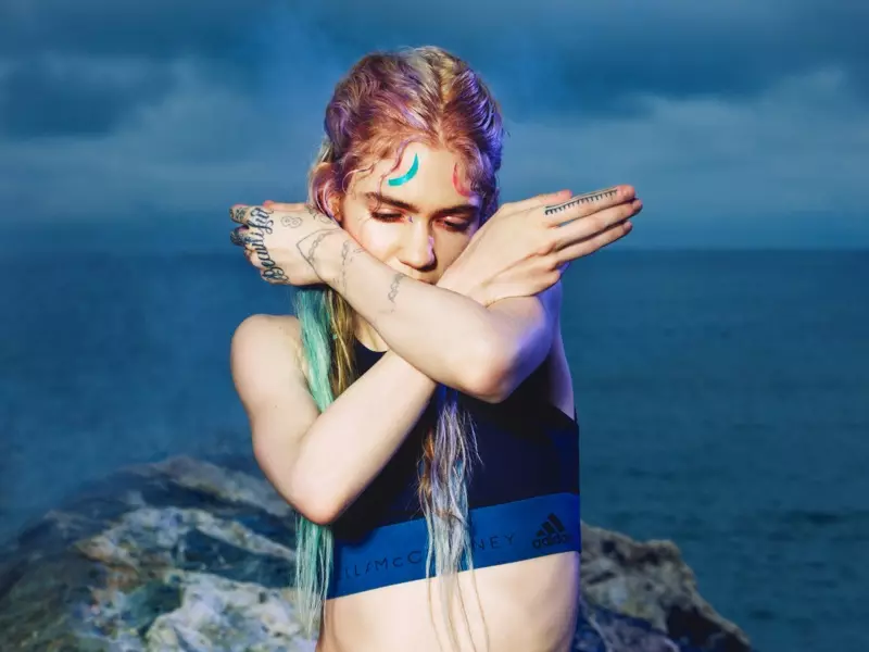 Grimes bën një pozë për adidas nga fushata e Stella McCartney vjeshtë-dimër 2019