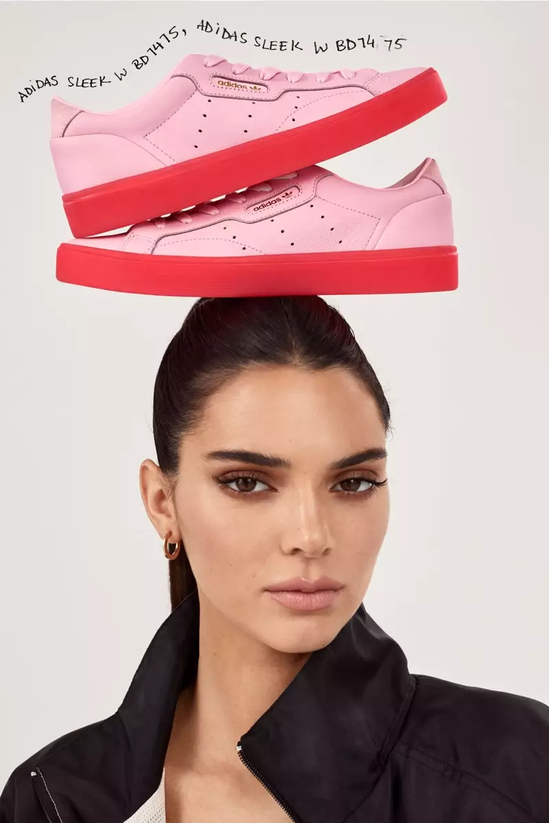 Kendall Jenner ถ่ายคู่กับรองเท้าผ้าใบ Adidas Originals Sleek สีชมพู