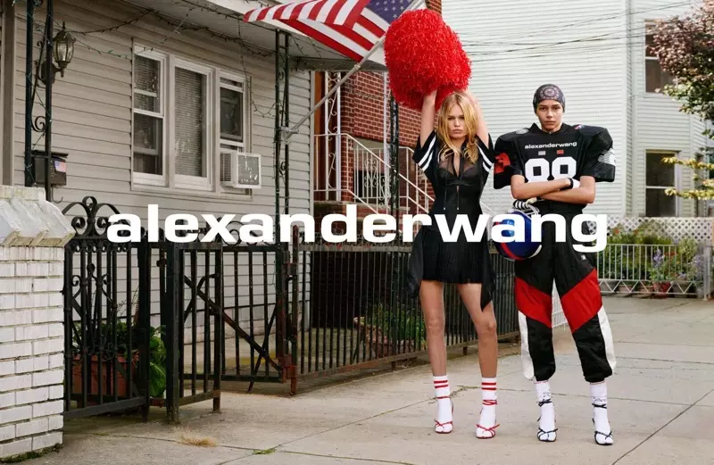 Anna Ewers û Binx Walton di kampanyaya Alexander Wang Collection 1 Drop 1 de şanoger û lîstikvanek futbolê dilîzin.