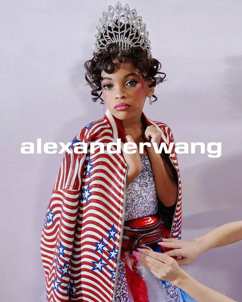 라니야 스펜스가 Alexander Wang Collection 1 Drop 1 캠페인에서 포즈를 취하고 있습니다.