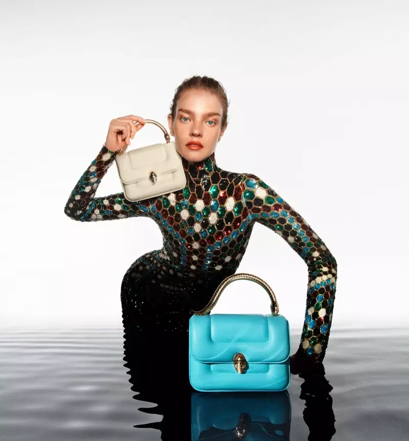 Mary Katrantzou x Bulgari ၏ Serpenti လက်ကိုင်အိတ်လှုပ်ရှားမှုမှ ပုံ။