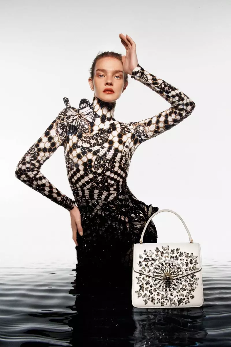 Ang Mary Katrantzou x Bulgari Serpenti handbag nga kampanya adunay bahin sa Natalia Vodianova.