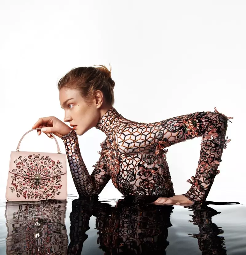 D'Mary Katrantzou schafft mat Bulgari un der Serpenti Handtasche Kollektioun zesummen.