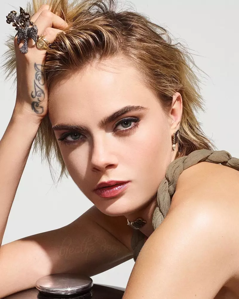 Cara Delevingne gauna iš arti „Dior“ makiažo sesijos