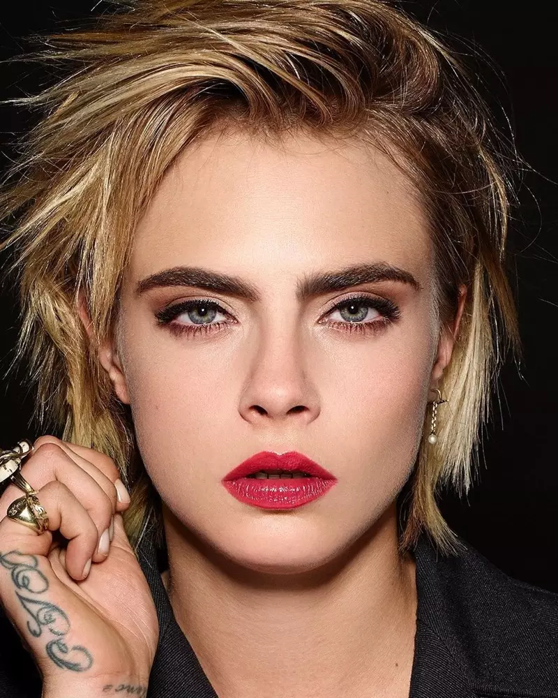 Cara Delevingne di Dior Makeup Shoot de nêzîkê xwe digire