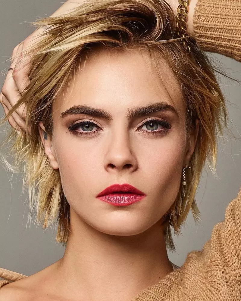 Cara Delevingne Dior makiyajda suratga tushdi