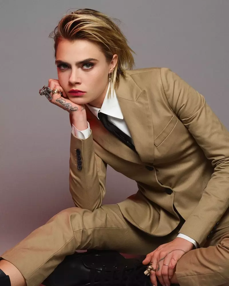 Cara Delevingne Faigheann Cara Delevingne a Closeup i Dior Makeup Shoot