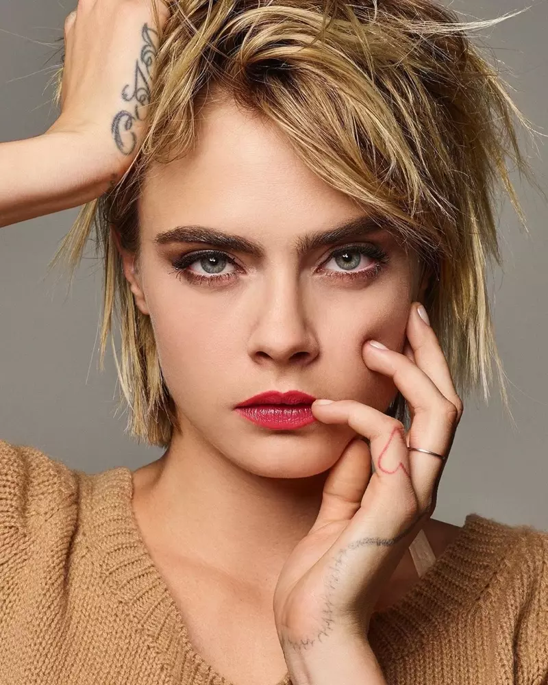 Cara Delevingne chụp cận cảnh cô ấy trong buổi chụp trang điểm Dior