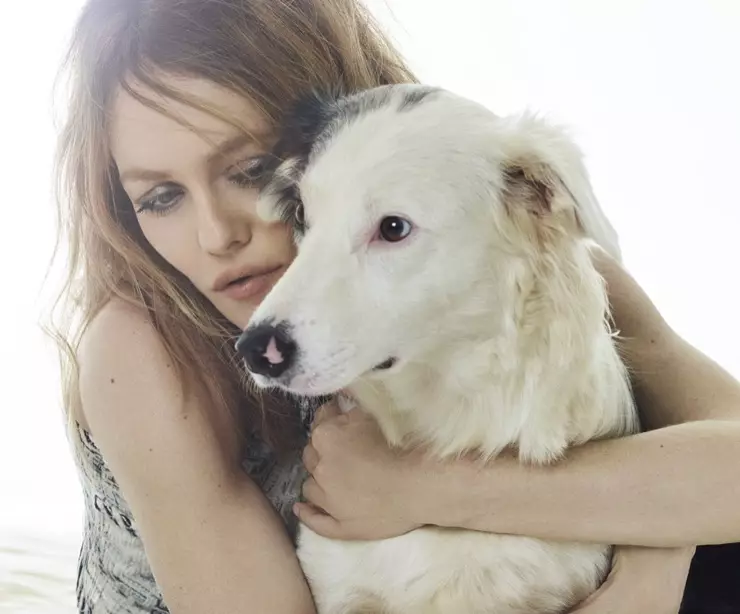 Bir köpekle poz veren Vanessa Paradis şık görünüyor