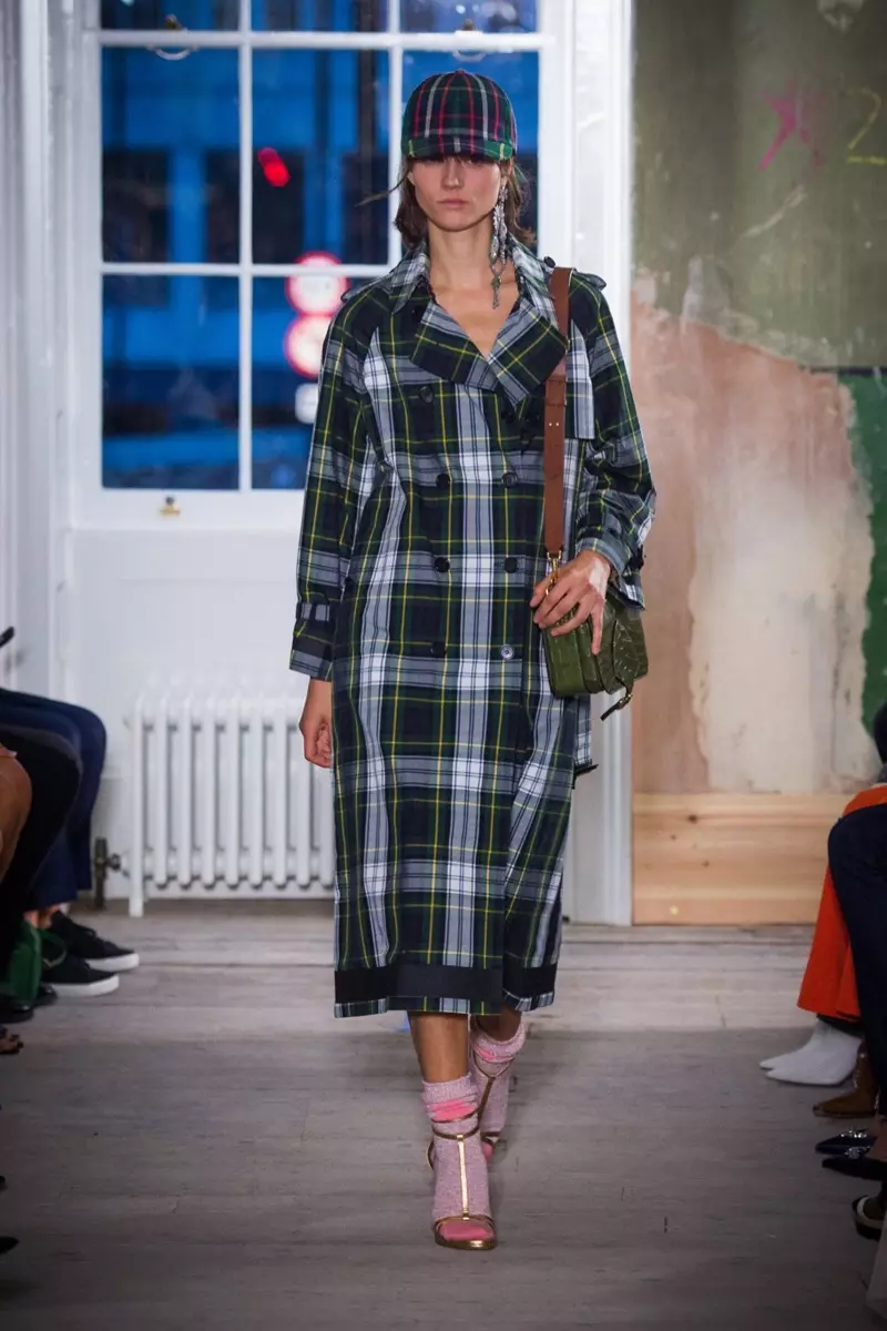 E plaid Trenchcoat aus der Burberry Hierscht-Winter 2017 Kollektioun