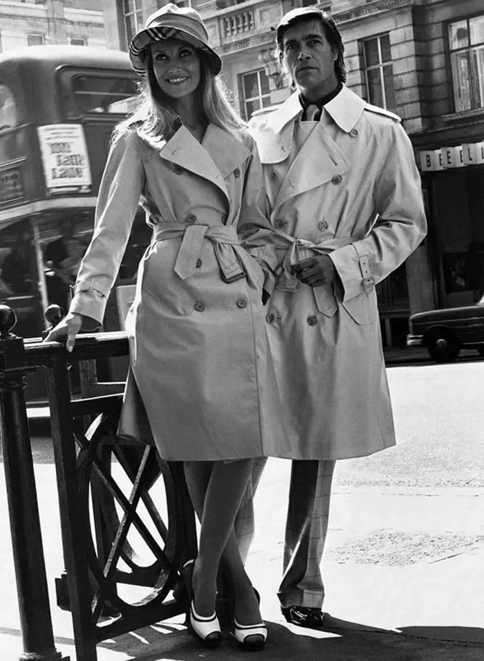 En Burberry-reklame fra 1973 med modeller i trenchcoats