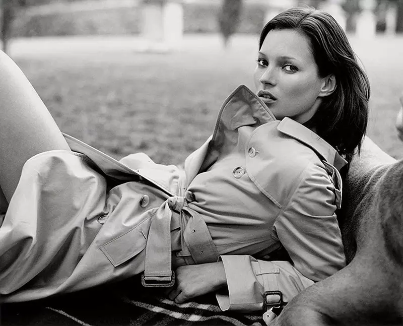 Kate Moss kabátot visel a Burberry 1999 őszi-téli kampányában