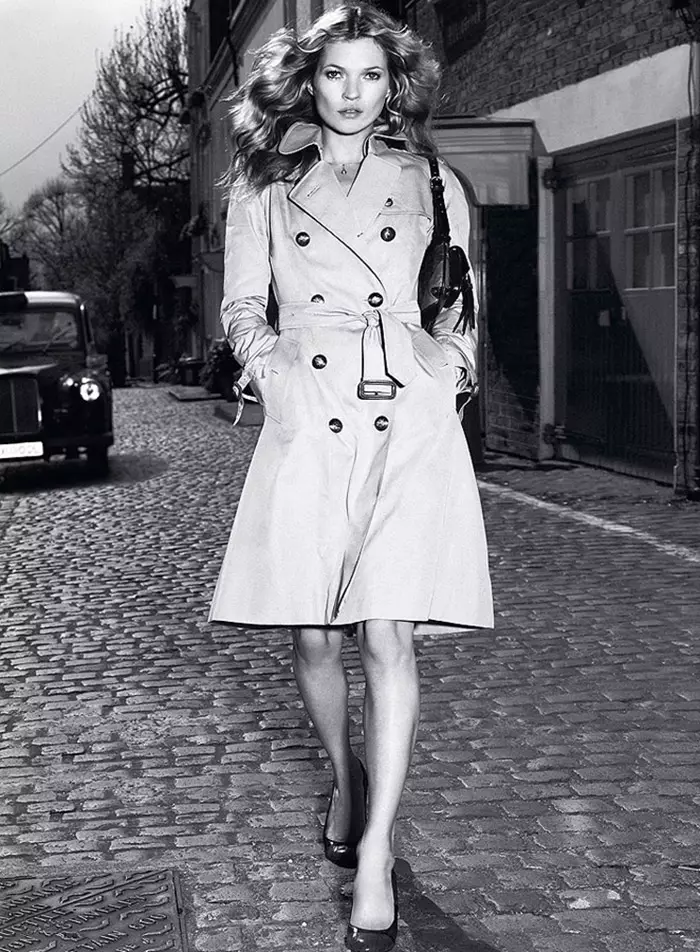 Kate Moss wọ ẹwu trench ni Burberry 2005 ipolongo isubu-igba otutu