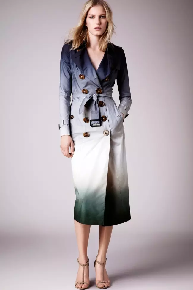 Ein Trenchcoat aus der Resort-Kollektion 2015 von Burberry weist einen Farbverlaufsdruck auf.