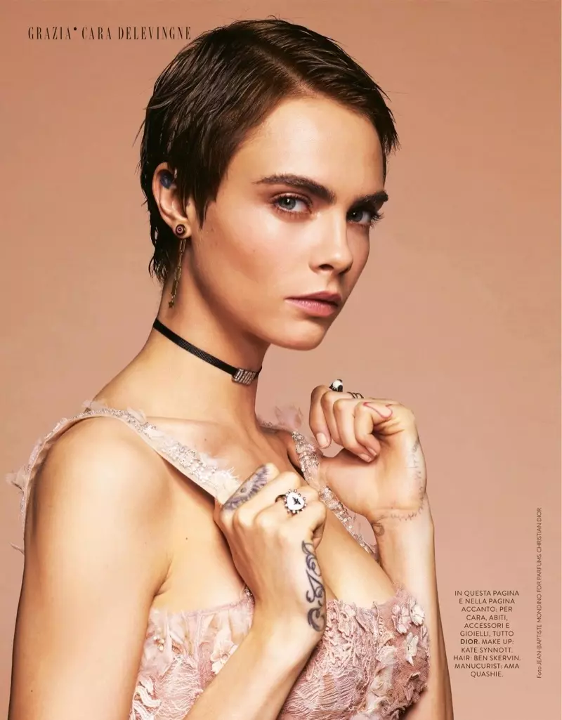 Cara Delevingne ina suí di i ngúna agus jewelry Dior