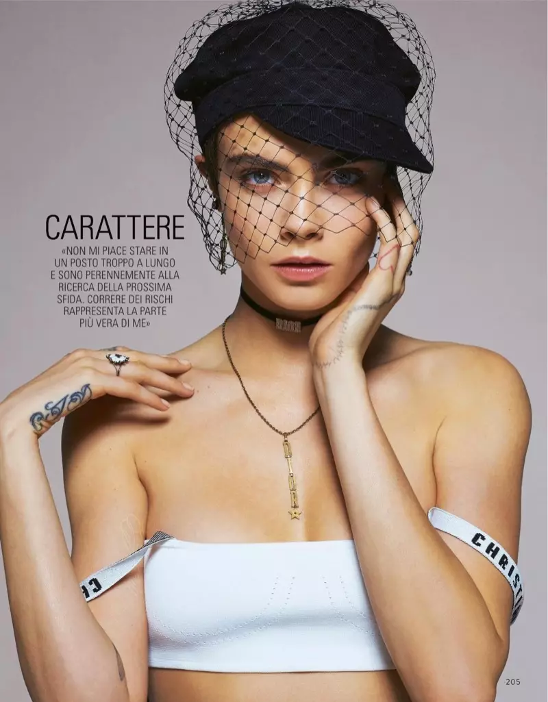 Model Cara Delevingne draacht Dior hoed, bralette en ketting